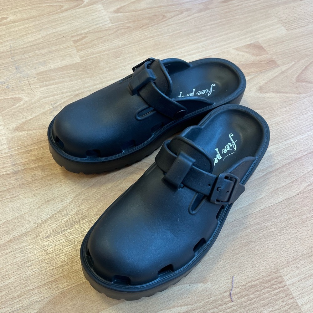 brand new clogs